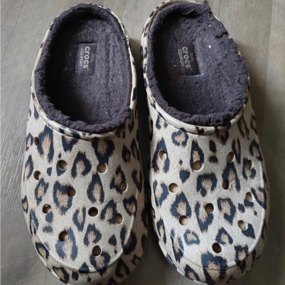 Crocs leopard fleece lined 7 - Picture 1 of 3